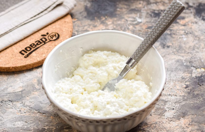 1. Этап. Рулет из лаваша с клубникой и творогом: Хорошо перемешайте творог и снимите пробу.