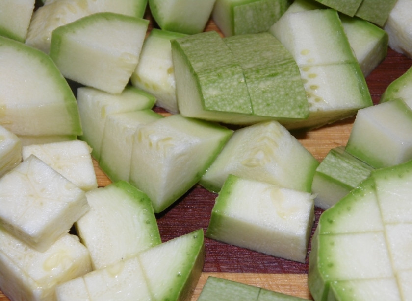 1. Этап. Овощное рагу с гусиным мясом: Нарезаем кабачок и добавляем его к овощам.