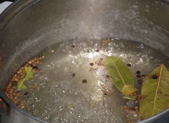 1. Этап. Салака пряного посола: Кипятим воду со специями. Затем кладем соль и продолжаем кипятить еще 3-4 минуты.