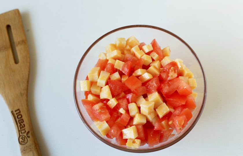 1. Этап. Мясные лукошки: Для начинки соедините нарезанный кубиками сыр и помидор.