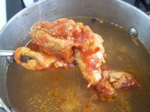 1. Этап. Суп с бычками в томатном соусе: Через пару минут добавьте бычки в томатном соку. Варите суп на медленном огне 5 минут.