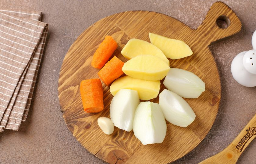 1. Этап. Котлеты из щуки с морковью: Лук, картофель и морковь очистите. Нарежьте на части.