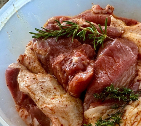 1. Этап. Баранина жареная «на» и «в» решетке: Так, чтобы очень хорошо мясо покрылось маринадом, прямо везде – везде. И добавил по веточке розмарина с тимьяном. Благо за ними далеко ходить не надо. Просто нагнулся и сорвал.