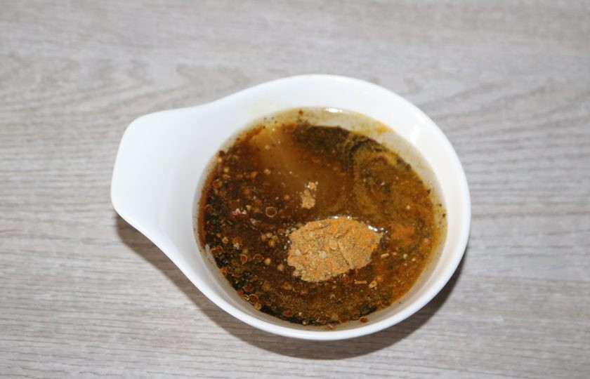 1. Этап. Маринад для свиной рульки в духовке: Подготовьте маринад. Смешайте мёд, соевый соус, горчицу, масло, специи для мяса.