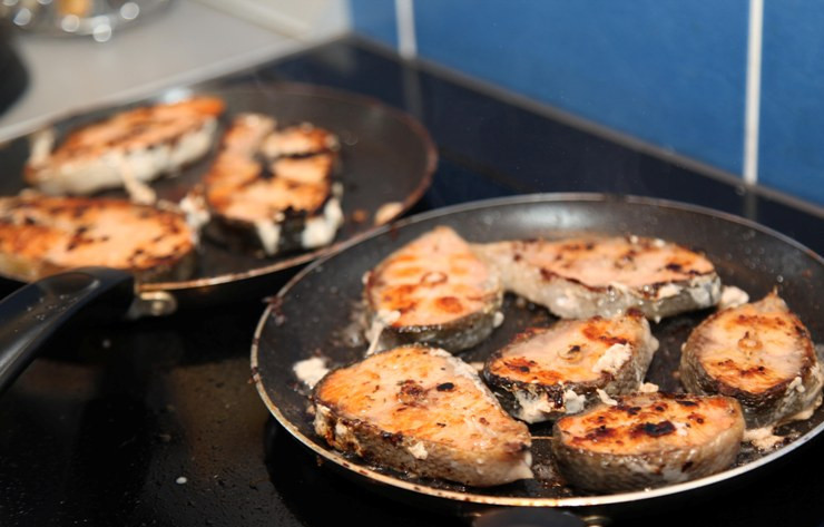 1. Этап. Стейк из горбуши в духовке: Обжариваем стейки с обеих сторон до образования румяной коричневой корочки.