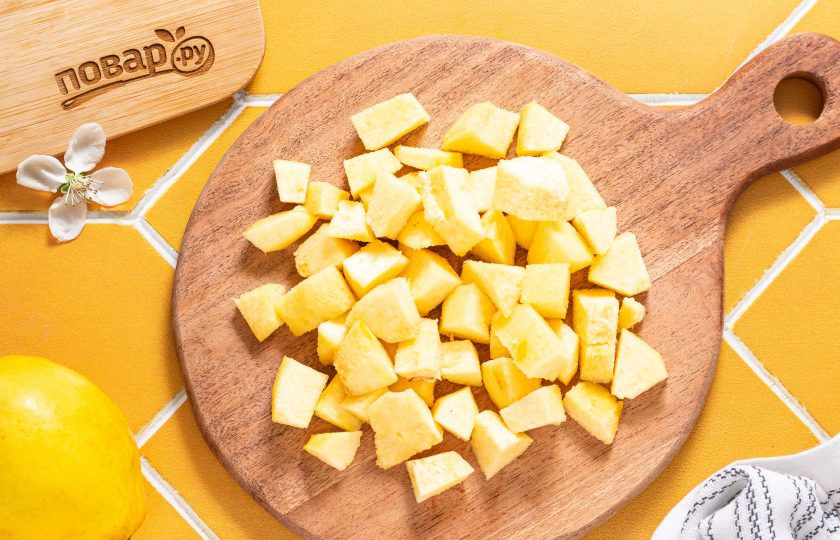 1. Этап. Пшенная каша с айвой: Айву помойте, обсушите. Очистите от кожуры, удалите сердцевину, затем порежьте на кубики.