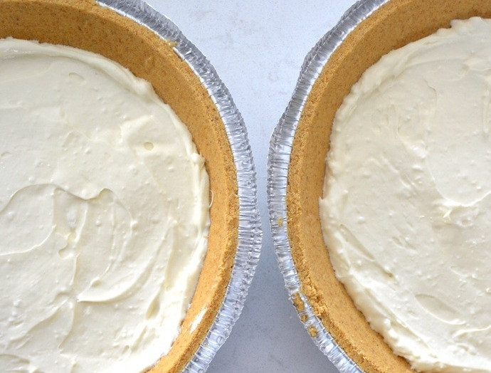 1. Этап. Чизкейк Грильяжный: 3. Распределите сливочный крем на две тарталетки.