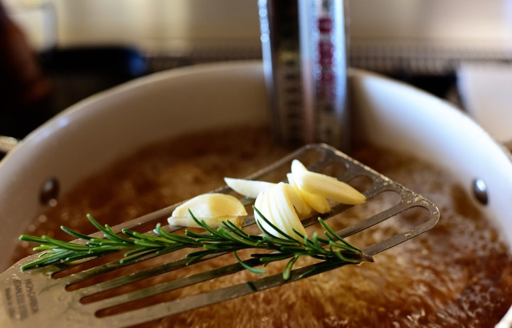 1. Этап. Жареный картофель с чесноком и розмарином: 4. Добавьте в кипящее масло розмарин и чеснок.