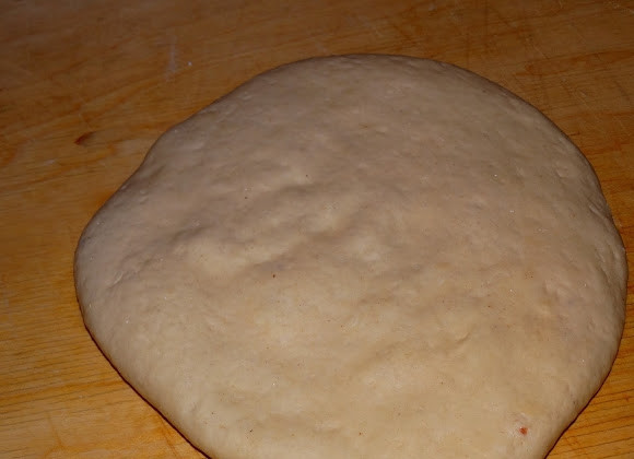 1. Этап. Хачапури с творогом и сыром: В центр лепешки положите начинку и скрепите края, образуя мешок. Затем немного прижмите руками, формируя хачапури.