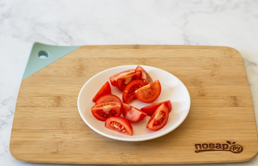 1. Этап. Салат с рукколой и мандаринами: Томаты нарежьте дольками.