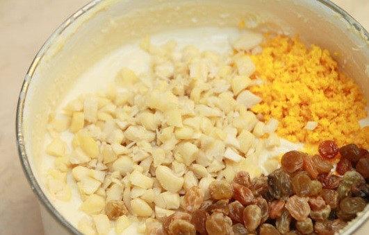 1. Этап. Пасха со сметаной и маслом: После этого переставьте ёмкость в холодную воду, не забывая мешать массу. Затем добавьте в неё нарубленный очищенный миндаль, промытый изюм и цедру. Всё смешайте до единой консистенции.