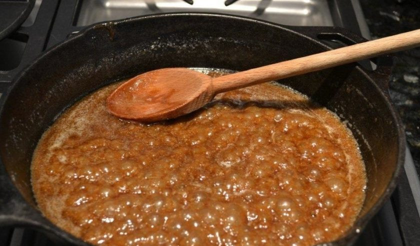 1. Этап. Быстрый рецепт яблочного пирога: 2. Варите карамельный соус до образования однородной и тягучей смеси, помешивайте лопаткой.