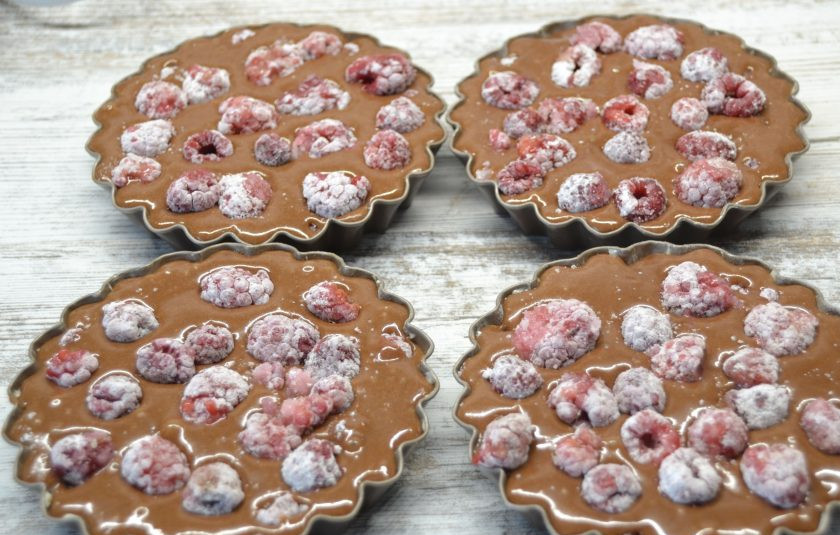 1. Этап. Брауни с малиной: Сверху на тесто выложите оставшиеся ягоды. Выпекайте брауни в духовке при температуре 180 градусов 40-45 минут, готовность проверяйте деревянной зубочисткой. При прокалывании выпечки она должна оставаться сухой.