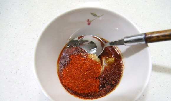 1. Этап. Жареные кальмары: Сделайте маринад. Смешайте в миске соевый соус, чеснок, хлопья из перца, сахар и масло.