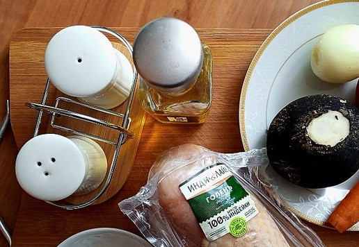 1. Этап. По мотивам салата Клязьма: Готовим продукты для салата. В салат берём редьку чёрную. Она острее (злее). Яйцо нужно сварить вкрутую.