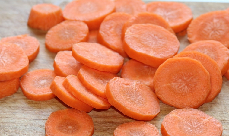 1. Этап. Куриные окорочка с картошкой в духовке: Морковь также нарезаем кружочками.