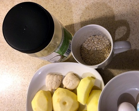 1. Этап. Инвертированные тарталетки Кролецыпы: 1. Отварить куриную грудку (около 30 мин) и измельчить блендером в пюре. (У меня 2 замороженных кусочка пюре на фото). 2. Измельчить овсянку в кухонном комбайне. Чем мельче помол, тем более однородный рисунок тарталеток получится). 3. Вымыть и очистить яблоки от шкурки и семян.