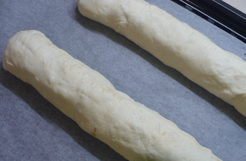 1. Этап. Сладкий рулет: 3. Запекаем примерно 25 минут при температуре 190 градусов в духовке. Рулеты должны стать румяными.