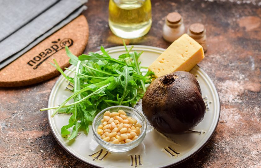 1. Этап. Салат из свеклы с кедровыми орешками: Подготовьте все ингредиенты. Свеклу заранее отварите до готовности или запеките в духовке, в фольге, при температуре 200 градусов в течение 50 минут.