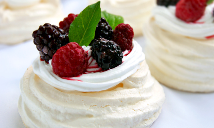 1. Этап. Безе с ягодами: Финальный штрих: украшение свежими ягодами. Приятного аппетита!