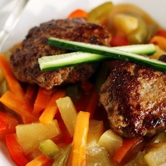 1. Этап. Котлеты из индейки с кисло-сладким соусом: Собственно, и котлеты, и кисло-сладкий соус уже готовы - остается только разложить по тарелочкам и подать. Подавать лучше всего с рисом. Приятного аппетита!