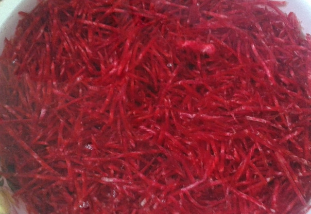 1. Этап. Самогон из свеклы сахарной: Снимите с огня свеклу и добавьте к ней сахар. Всё перемешайте до полного растворения сахара. Затем массу нужно оставить, чтобы она остыла.