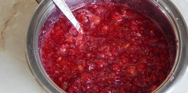 1. Этап. Смоква Коломчаночка: Затем поставьте на плиту и на медленном огне доведите ягоды с сахаром до кипения. Постоянно перемешивая, варите их до тех пор, пока масса не уменьшится вдвое.