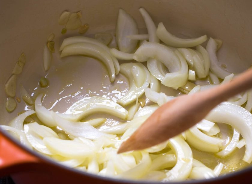 1. Этап. Пепероната по-сицилийски: 4. Добавьте в кастрюлю к чесноку лук, перемешайте, обжаривайте его пару минут.