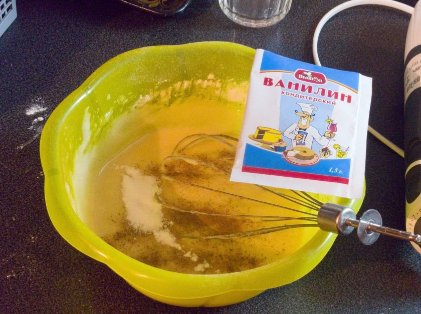 1. Этап. Пирог в силиконовой форме: Далее всыпьте муку, продолжая взбивать. Потом всыпьте ванилин и корицу.