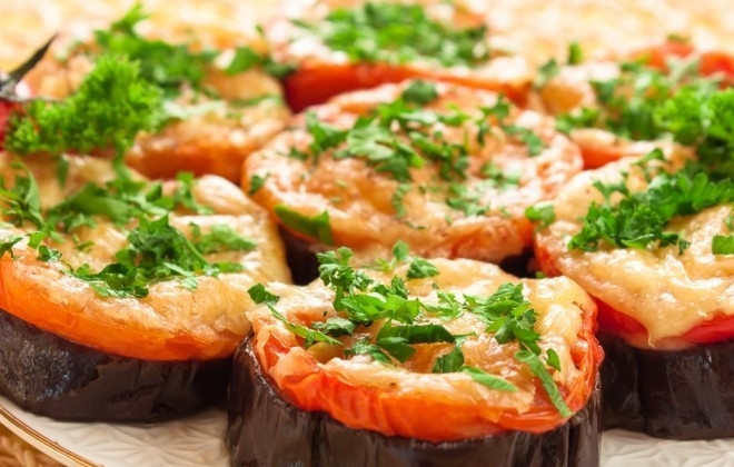 1. Этап. Баклажаны с сулугуни и помидорами: Выпекайте закуску 30 минут при 180 градусах. Подавайте в тёплом виде с зеленью.