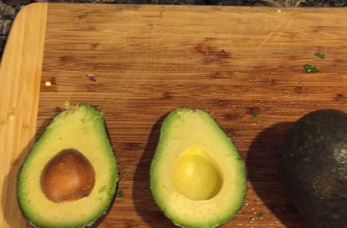 1. Этап. Вкуснейший Гуакамоле: 4. Разрежьте авокадо пополам, удалите косточку.