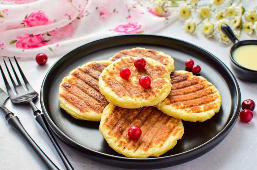 1. Этап. Сырники в мультипекаре: Дайте сырникам немного полежать, чтобы они слегка остыли. Дополните сгущенкой или сметаной.