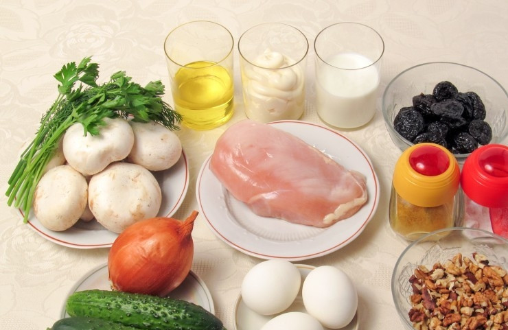 1. Этап. Салат с курицей и грибами слоями: Около двух литров воды доведите до кипения. Затем положите в неё филе и посолите. Варите курицу около 20 минут. Затем остудите её.