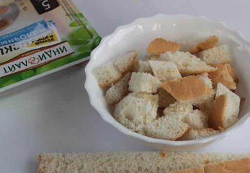 1. Этап. Багет запеченный с яйцом и сосисками: Мякоть от багета можно нарезать на кусочки, слегка подсолить, сбрызнуть растительным маслом и подсушить в духовке.