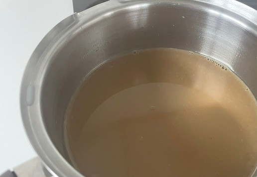 1. Этап. Шоколадно-кофейное печенье: Первым делом готовим пропитку, смешиваем все ингредиенты и подогреваем до полного растворения сахара и кофе. Убираем с огня, пока готовим печенье, она остынет до нужной температуры.