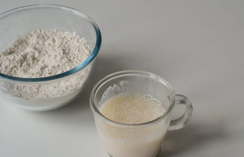 1. Этап. Панкейки с сыром: В отдельной емкости смешайте все жидкие ингредиенты.