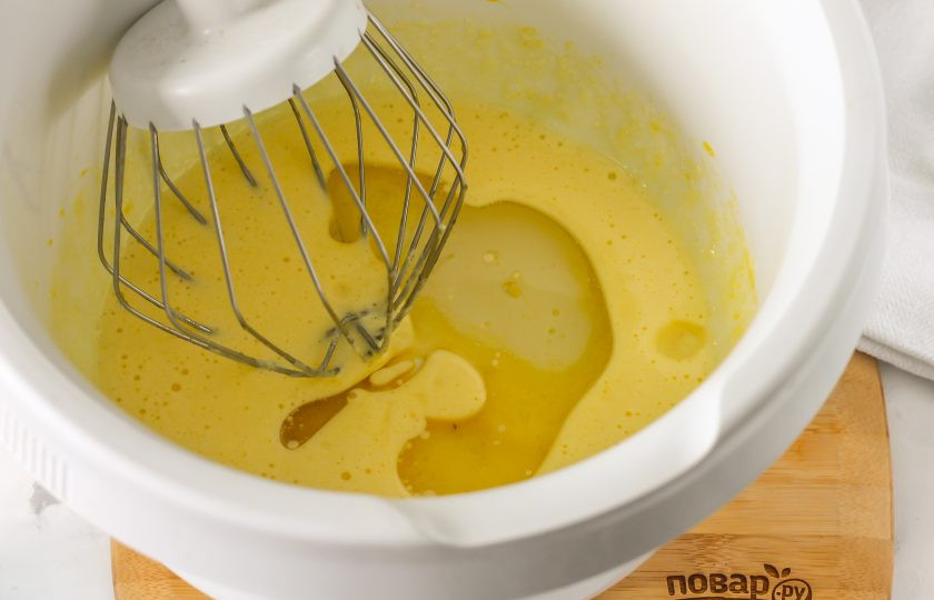 1. Этап. Кето-вафли: Влейте в массу качественное оливковое масло, которое можете заменить по желанию сливочным топленым.