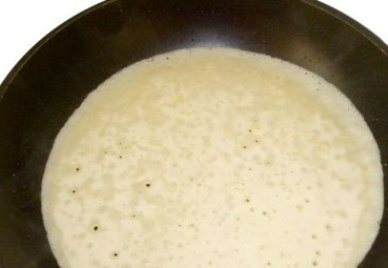 1. Этап. Постные картофельные блины: Смазываем сковороду растительным маслом, разогреваем её на огне выше среднего. Наливаем тесто, но не на всю сковороду, иначе будет трудно переворачивать блины и они могут рваться. Жарим блины с обеих сторон до готовности.