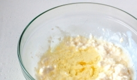 1. Этап. Творожное тесто для пиццы: 3. Добавляем соль и растительное масло. Мешаем.