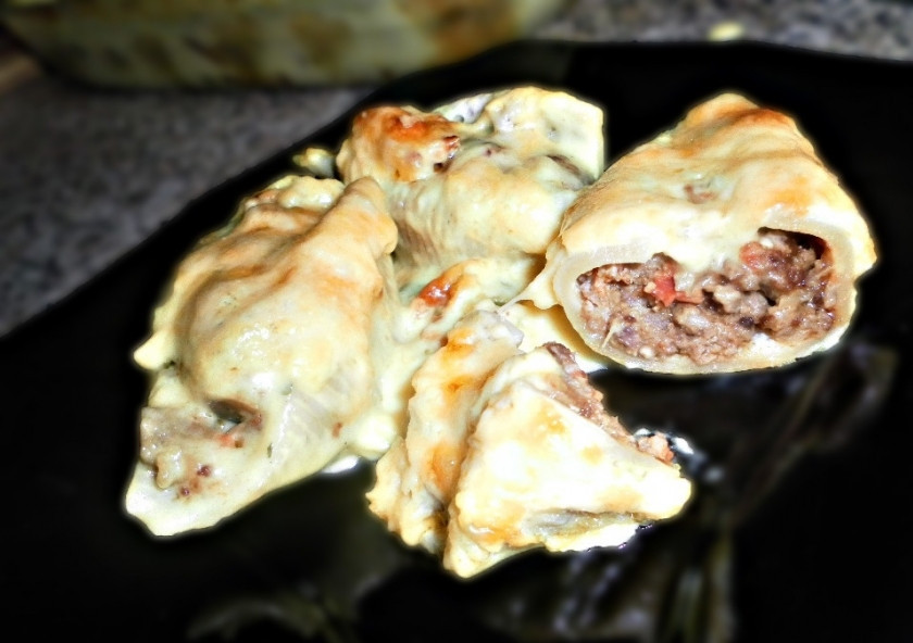 1. Этап. Ракушки под соусом Бешамель: 5. Готовые большие ракушки легко отделяются друг от друга, но можно нарезать их кусочками, как пирог. К столу подаю уже остывшими.