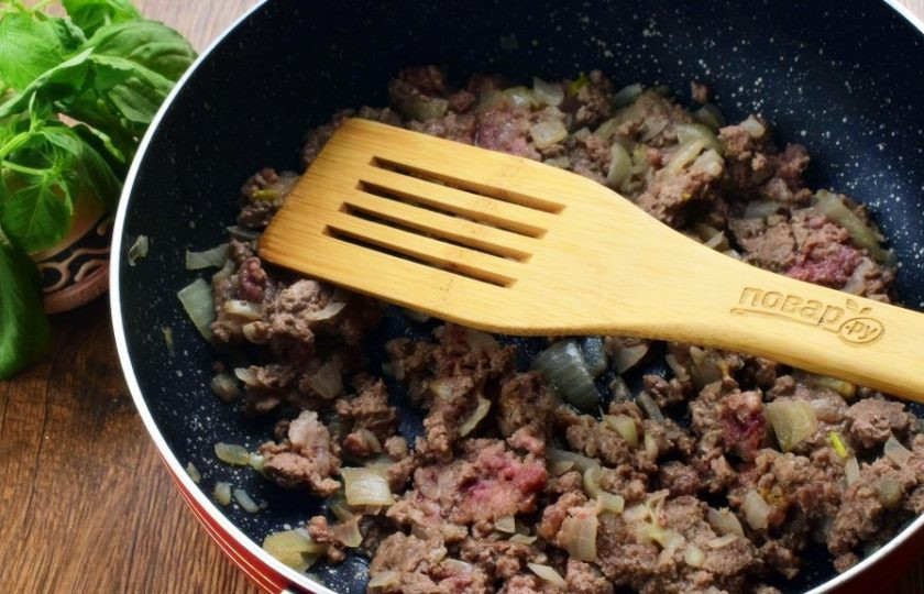 1. Этап. Лазанья в перце: Масло разогрейте на сковороде. Лук измельчите и пассеруйте до мягкости, затем добавьте фарш и обжарьте до румяной корочки. Фарш должен остаться сочным.