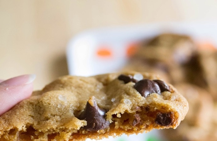 1. Этап. Печенье с шоколадом и морской солью: 7. Выпекайте печенье 12-15 минут при 180 градусах. Приятного аппетита!