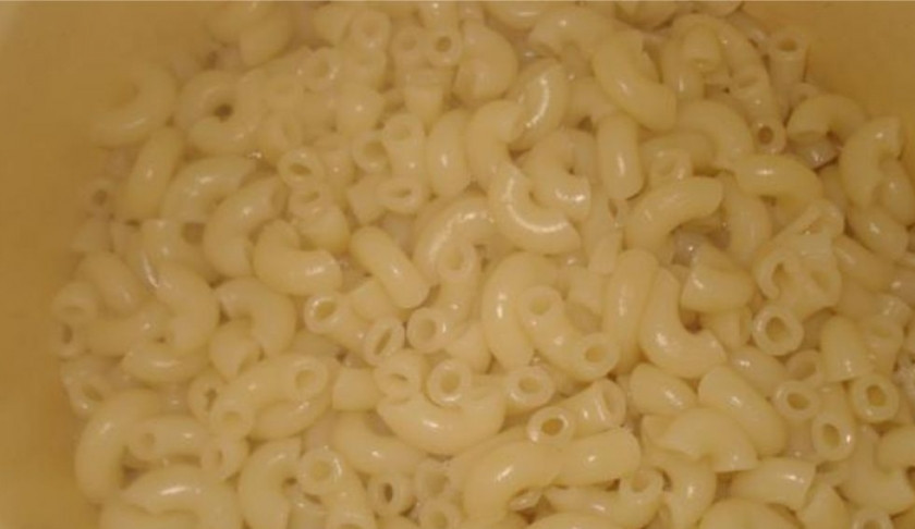 1. Этап. Лапша по-флотски: 6. Пока мясо тушится, лапшу отварите в подсоленной воде до готовности. И откиньте на дуршлаг.