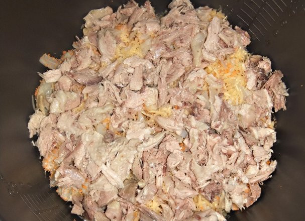 1. Этап. Замороженная цветная капуста в мультиварке: Выложить курицу. Снова посыпать сыром.