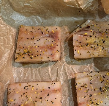 1. Этап. Ленивый ужин из филе минтая: Противень застелить пергаментом. Выложить филе минтая