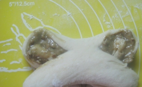 1. Этап. Булочки облитые халвой: Сделайте надрезы к центру, а потом разложите в виде крыльев.