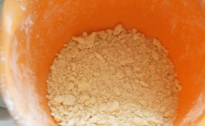 1. Этап. Бразильский банановый пирог: Готовим песочную крошку: смешиваем в миске муку, корицу, сахар и соль. Нарезаем холодное масло, руками все перетираем в крошку и ставим в холодильник.