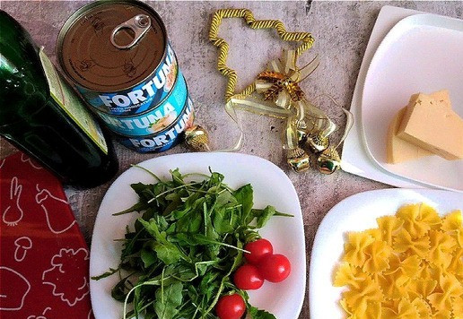 1. Этап. Салат с консервированным тунцом и фарфалле: Продукты все взвешены и вымеряны. Готовим всё для салата. Рукколу и чери нужно помыть и хорошо обсушить бумажным полотенцем. Фарфалле варим аль-денте (на зубок), как указано на вашей упаковке, в подсоленной воде из расчёта: 50 г пасты на 0,5 л воды. Тунец я возьму ТМ FORTUNA в тёмно-синей банке в с/с рубленный. В голубой банке тоже тунец в с/с, но кусочками. Можно использовать и его.