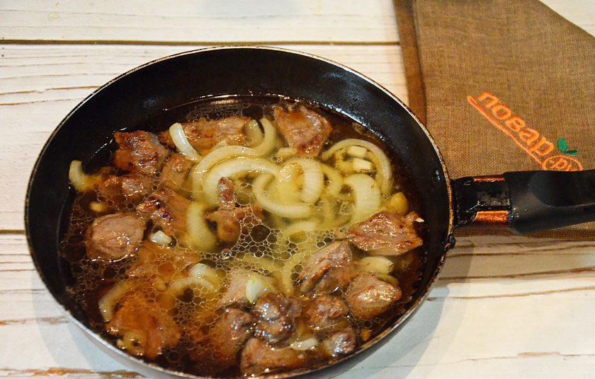 1. Этап. Говядина, жареная на сковороде: 5. Добавьте воду, убавьте огонь и тушите на небольшом огне около часа. Посолите мясо в самом конце.