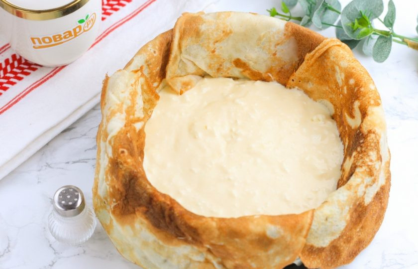 1. Этап. Блинный пирог с творогом: Сбрызните форму для запекания маслом и выложите в нее внахлест блины, чтобы их края свисали, а дно формы было ими закрыто. На дно выложите блин и влейте треть приготовленной начинки. Распределите равномерно и снова выложите блин. Снова добавьте треть начинки и т.д.